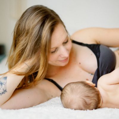 Photo d'un Photographe Naissance d'une femme allaitant son bébé.