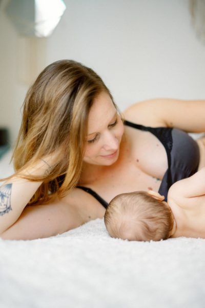Photo d'un Photographe Naissance d'une femme allaitant son bébé.