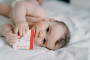 Photo d'un bébé prise par un photographe de naissance à Saint Mandé dans le Val de Marne